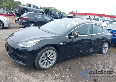 2018 Tesla Model 3 Long Range/Mid Range z USA, uszkodzony, nr VIN 5YJ3E1EA9JF046855